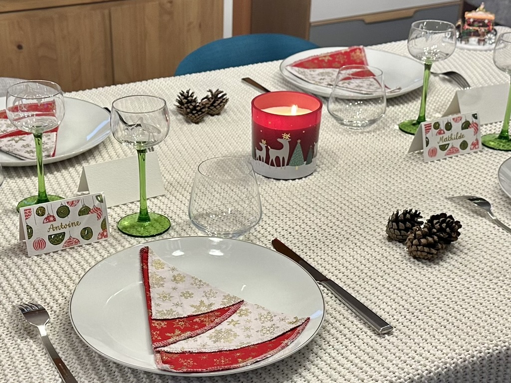 Marque-place fait main et personnalisé - Boules de Noël – Image 8