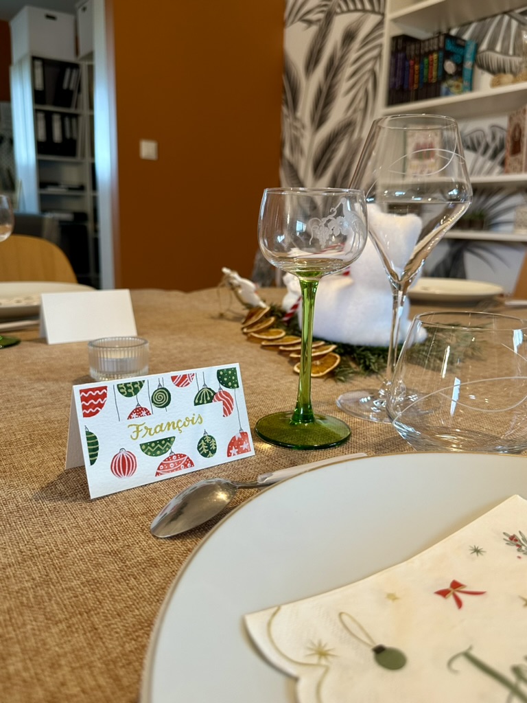 Marque-place fait main et personnalisé - Boules de Noël – Image 3