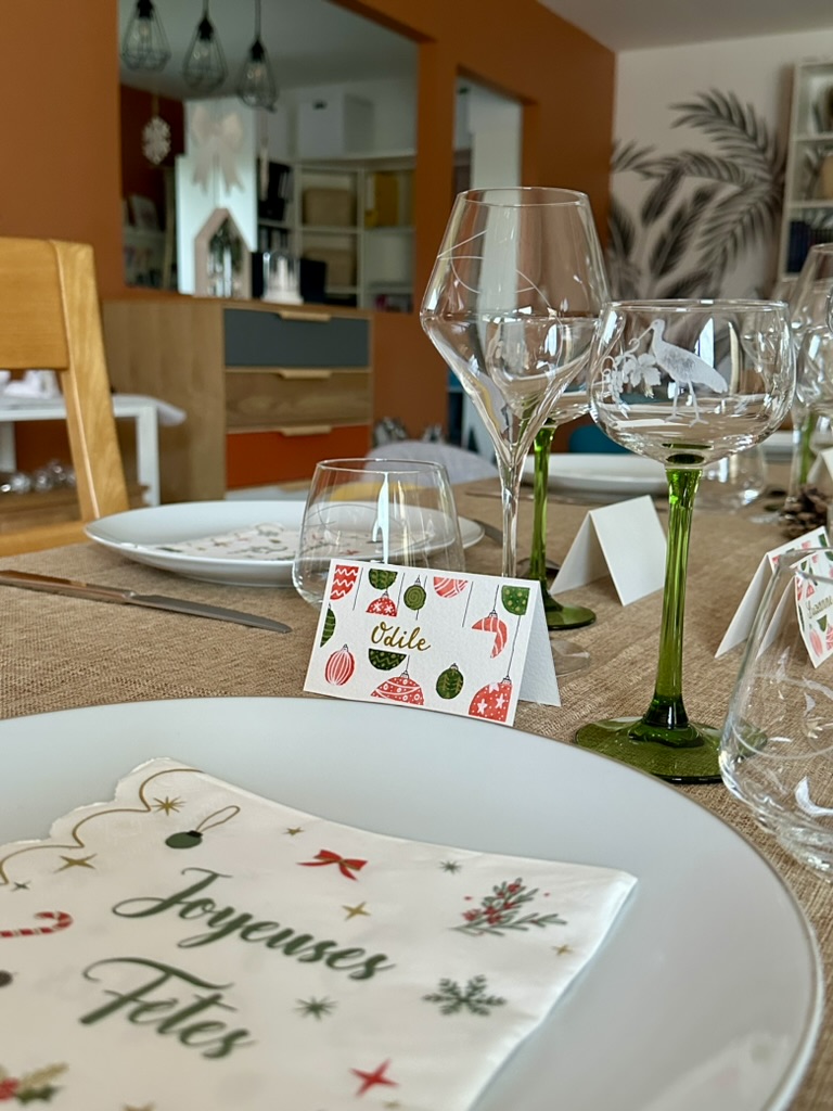 Marque-place fait main et personnalisé - Boules de Noël – Image 4