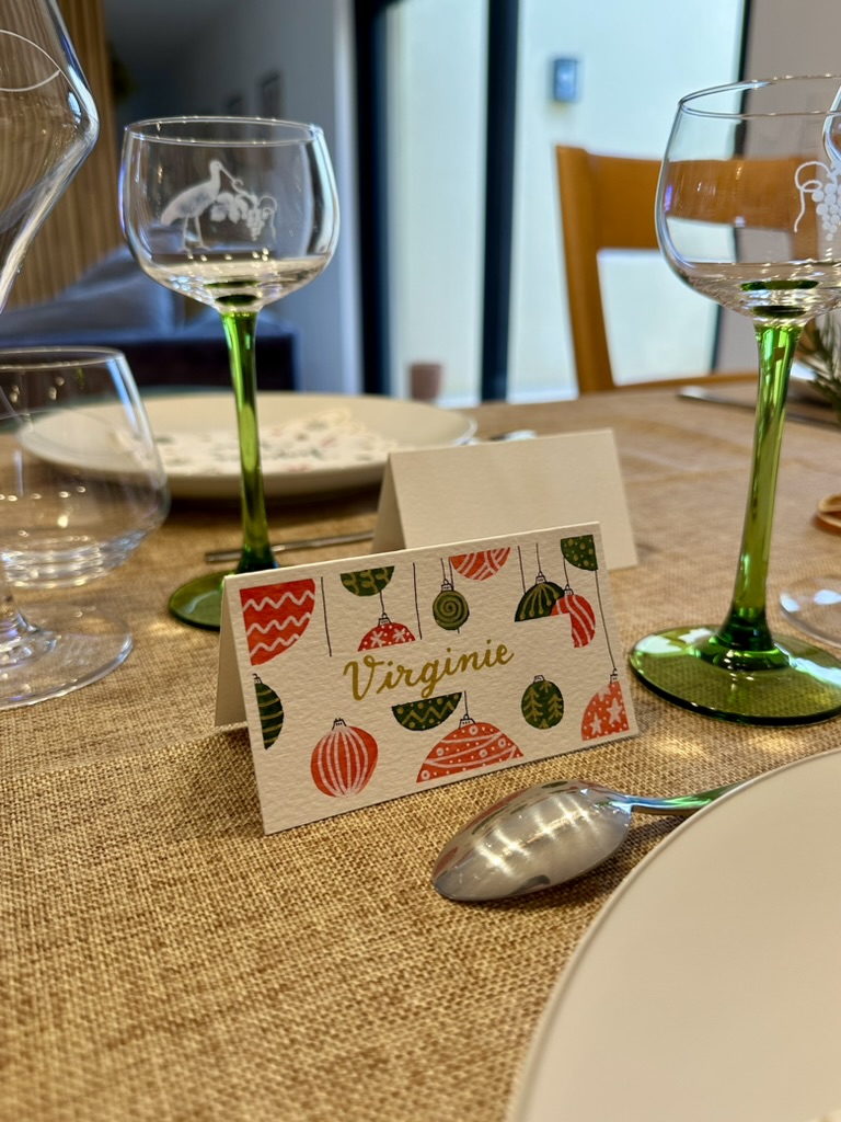 Marque-place fait main et personnalisé - Boules de Noël – Image 5