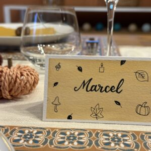 Marque-place fait main et personnalisé – Doodles d’automne