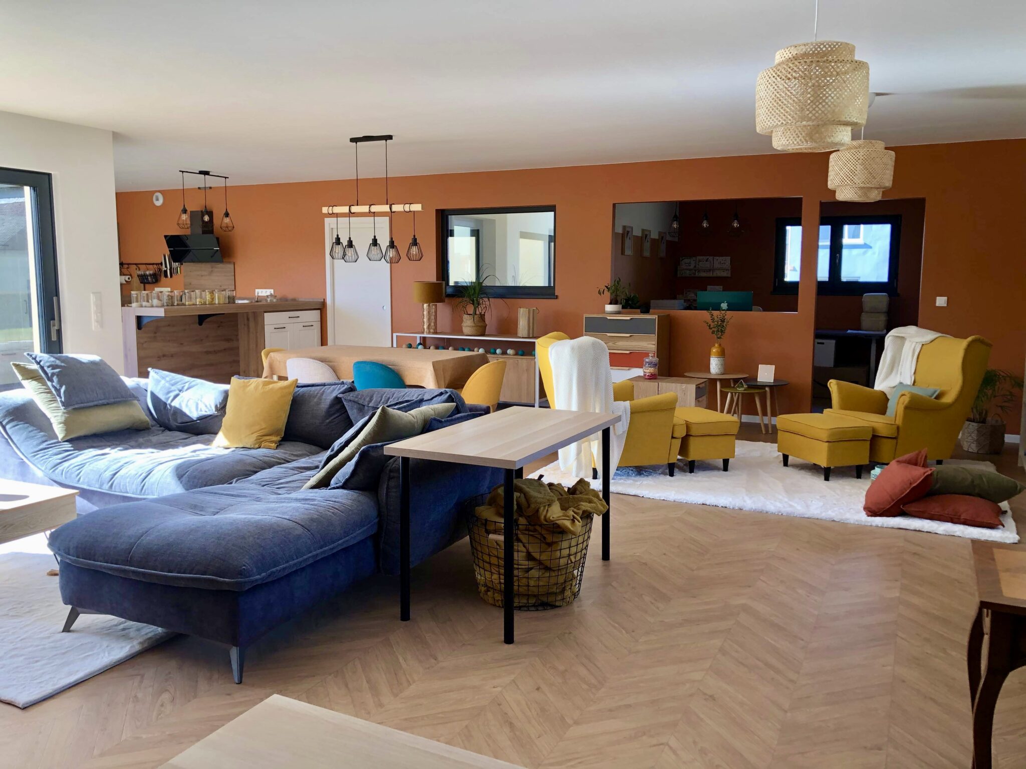 Projet d’architecture d’intérieur avec aménagement d’un séjour ouvert et décoration intérieure chaleureuse