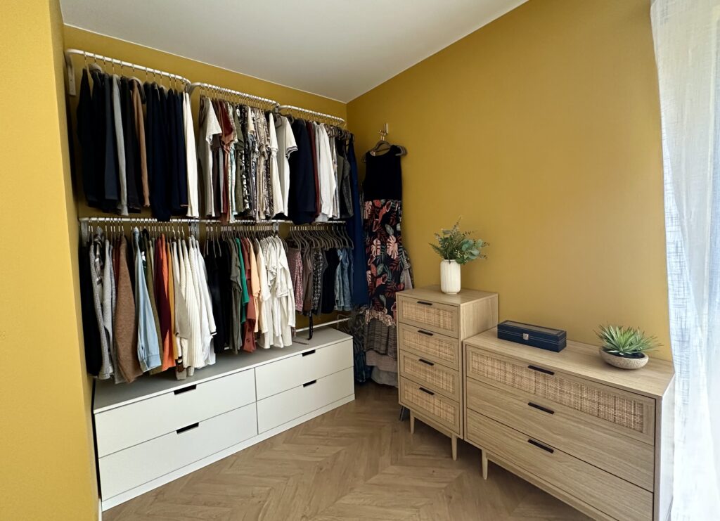 Organisation d’espace et aménagement intérieur d’un dressing avec rangements sur mesure