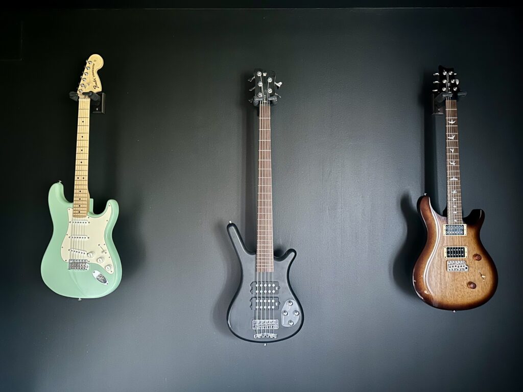 Aménagement mural pour instruments de musique avec rangement vertical