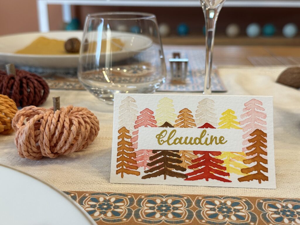 Papeterie personnalisée sur une table décorée