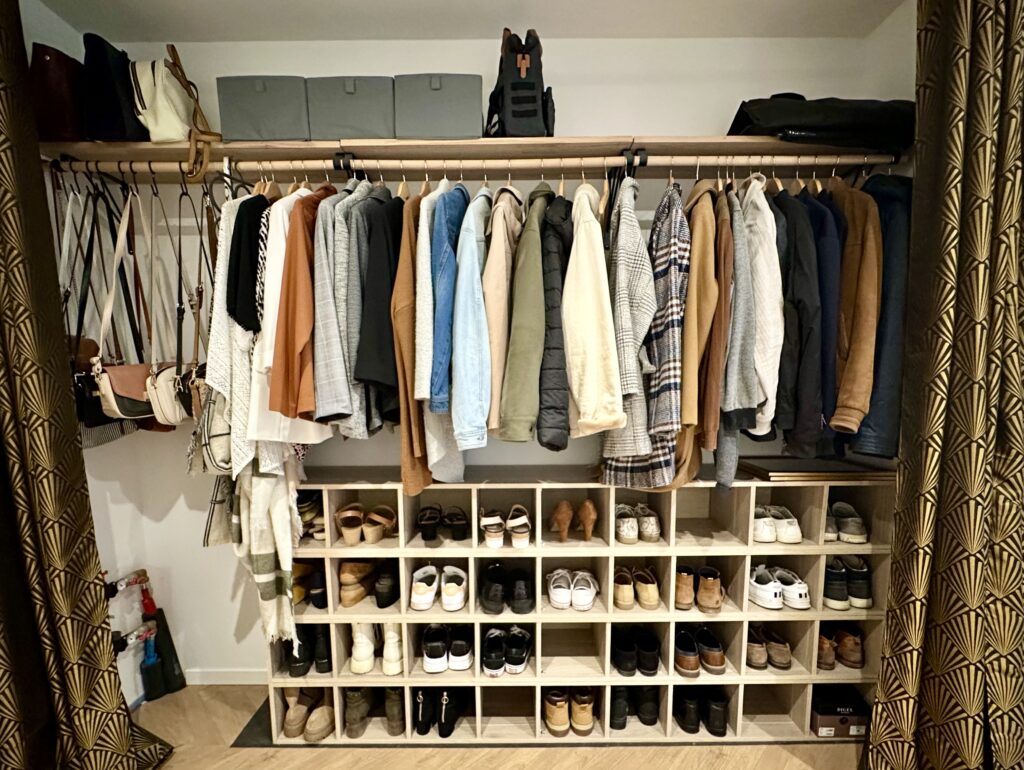 Organisation d’espace et aménagement intérieur d’un dressing sur mesure avec rangements optimisés