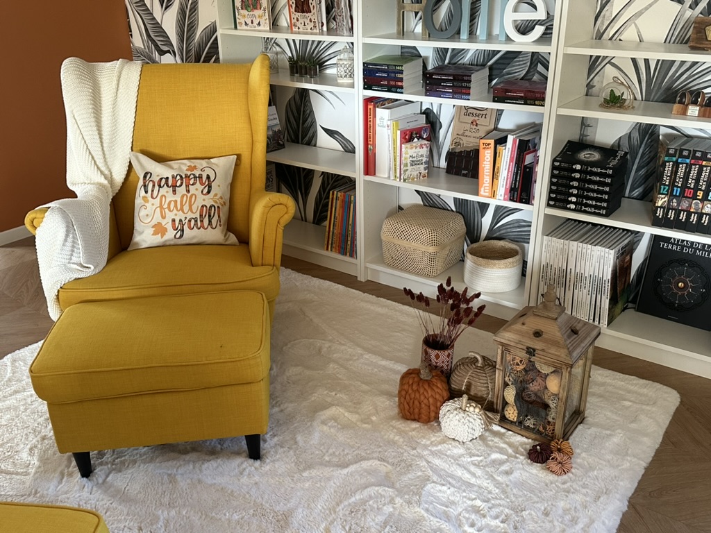Aménagement intérieur d’un espace lecture avec décoration et rangements