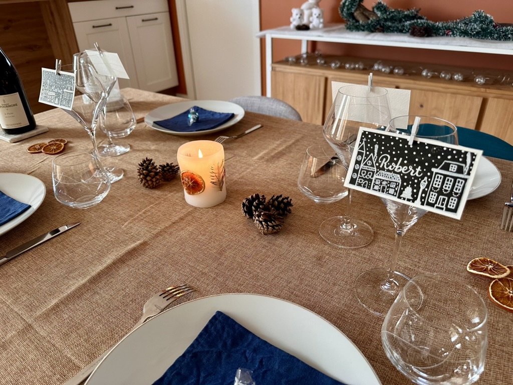 Marque-place fait main et personnalisé - Village sous la neige – Image 3