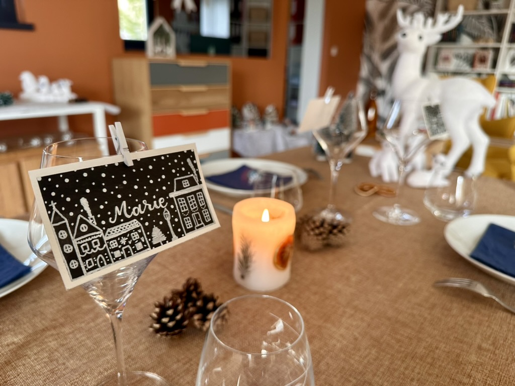 Marque-place fait main et personnalisé - Village sous la neige – Image 4