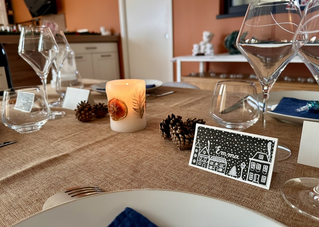 Marque-place fait main et personnalisé - Village sous la neige – Image 6