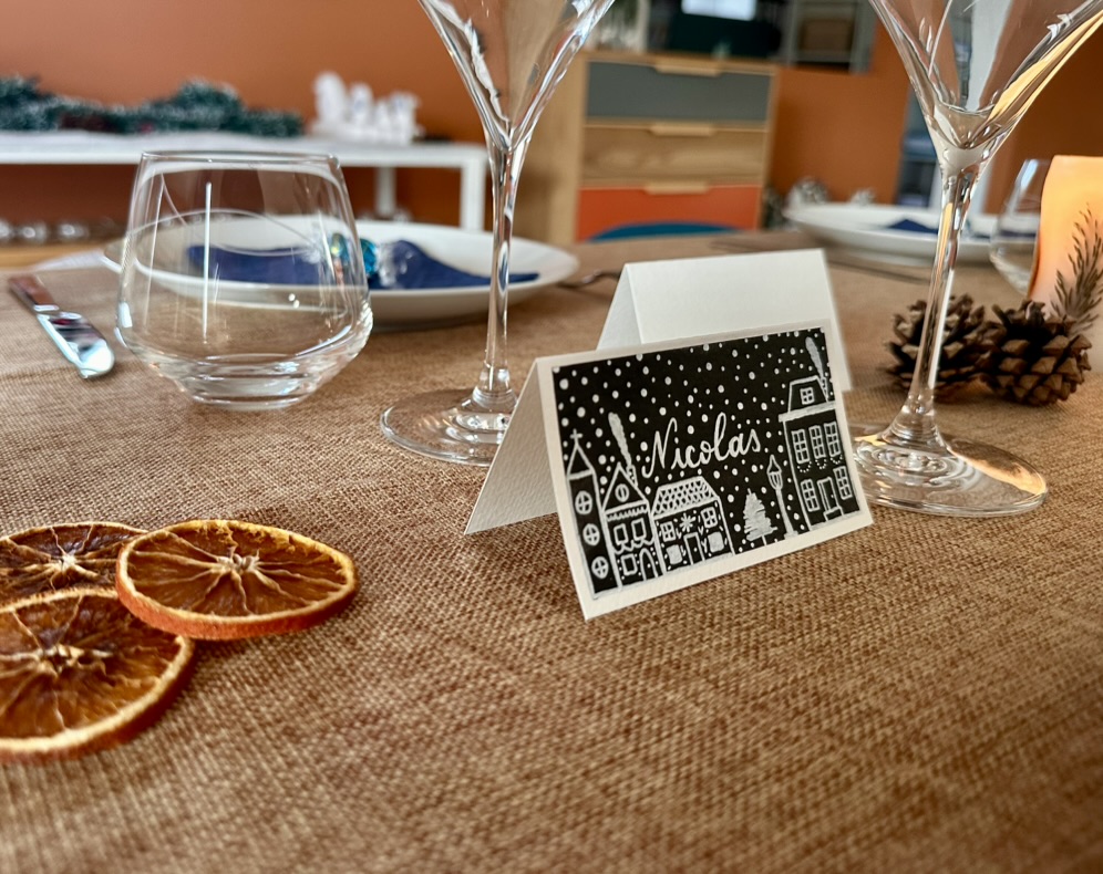 Marque-place fait main et personnalisé - Village sous la neige – Image 9