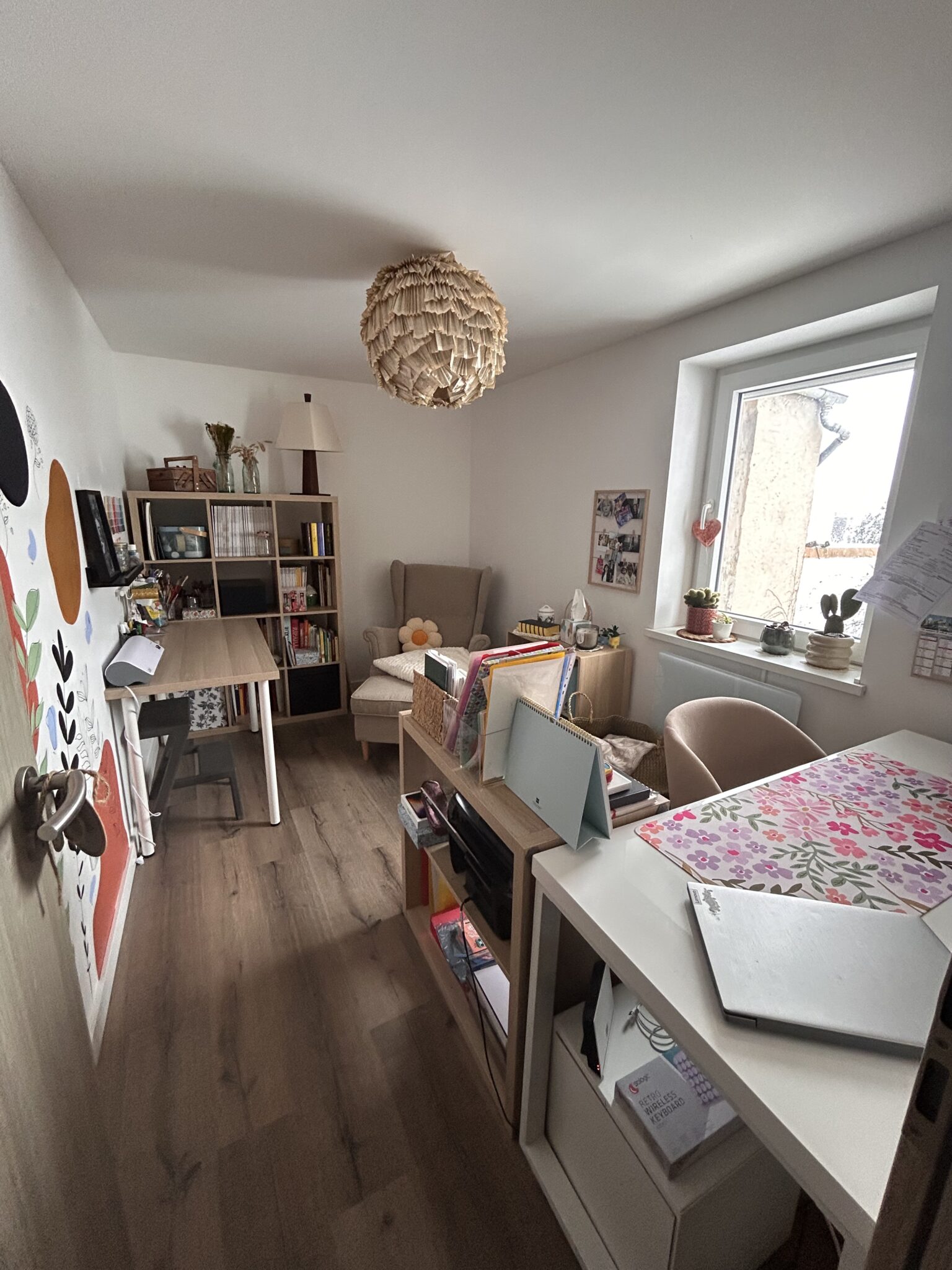 Bureau après organisation d'espace - rangement et optimisation