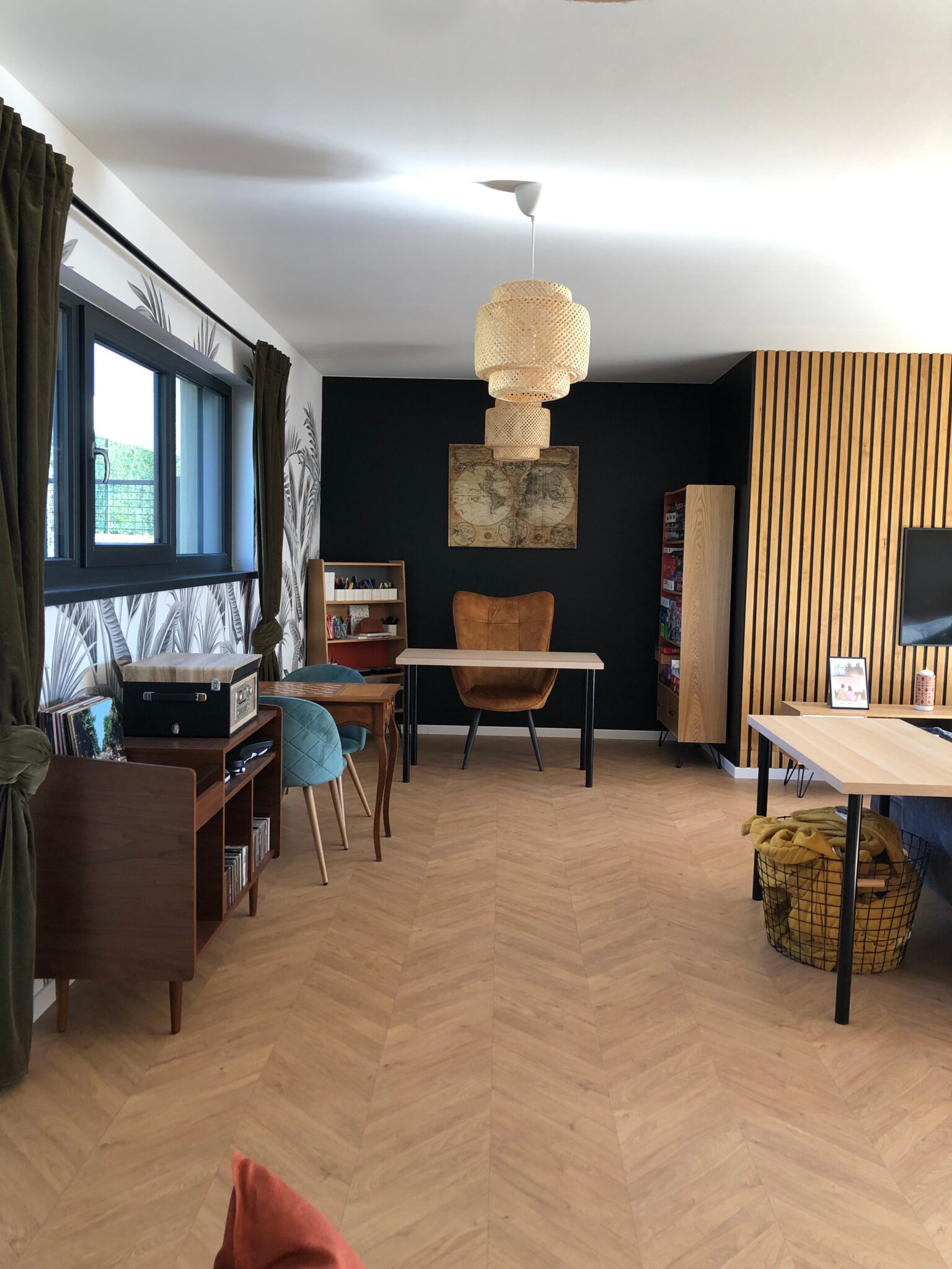 Coin bureau contemporain avec claustra en bois, parquet en chevrons, suspension en fibres naturelles et espace de travail intégré.